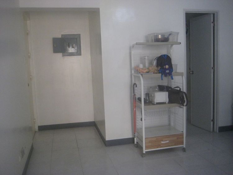Condo Unit for Sale in Sangandaan, Quezon City by Migrating Owner